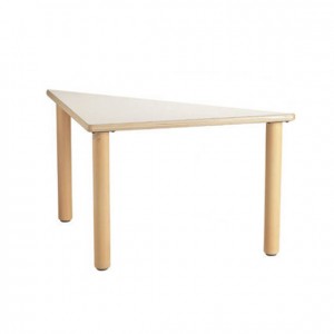 Mesa triangular de madera con bordes redondeados y patas cilíndricas de madera GA0242000